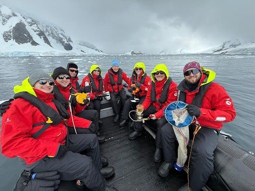 Dr Allison Cusick, la scientifique qui étudie le phytoplancton grâce au projet FjordPhyto de la NASA