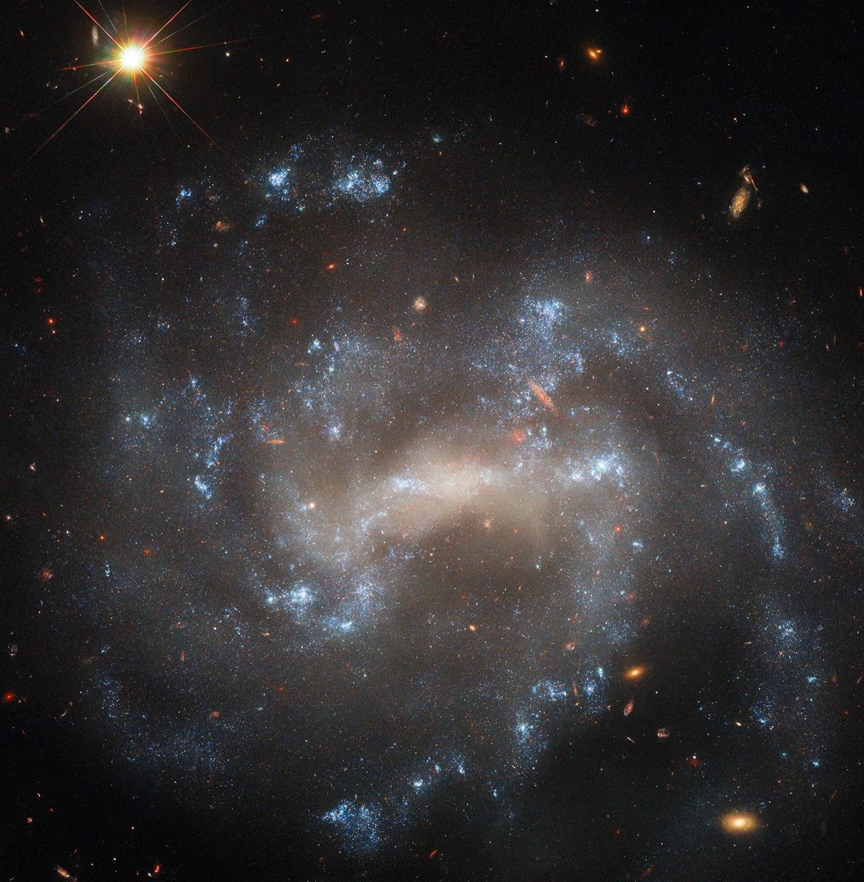 Le télescope Hubble découvre une spirale qui pourrait cacher un imposteur