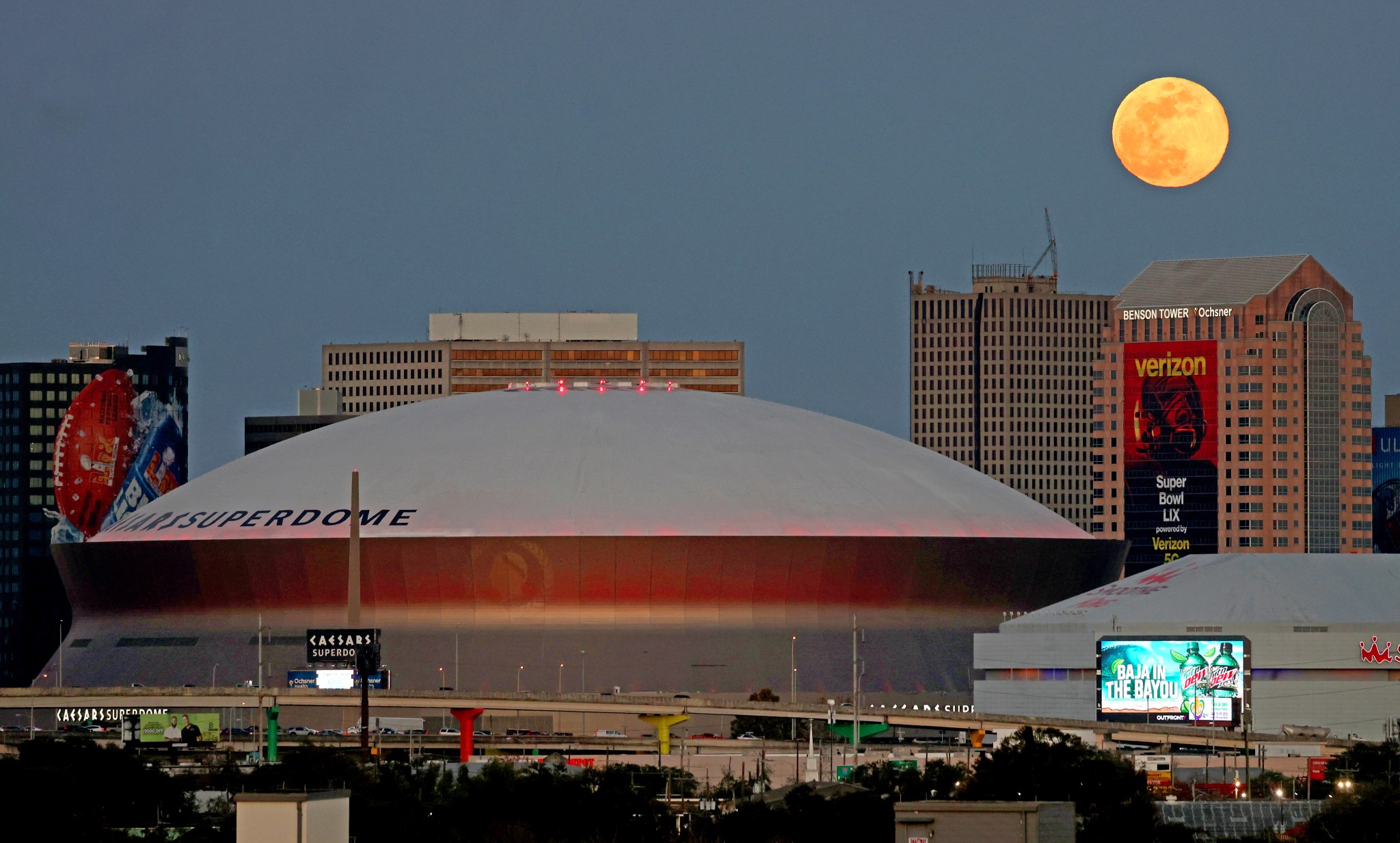 Lune d'or sur le Superdome