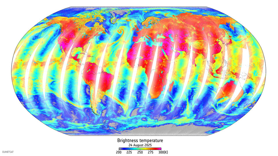 New MetOp Second Generation weather satellite returns first data