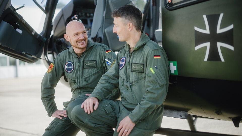 Les astronautes de l'ESA achèvent leur formation au pilotage d'hélicoptère en vue des futures missions lunaires