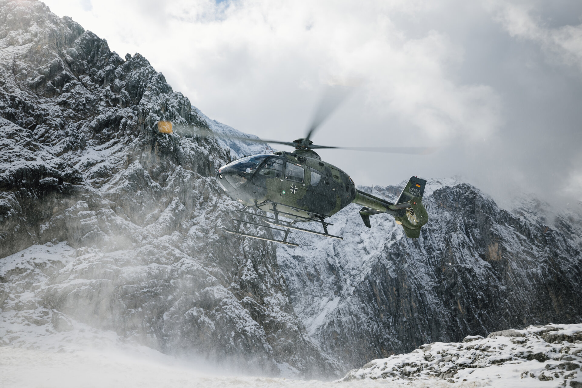 Les astronautes de l'ESA achèvent leur formation au pilotage d'hélicoptère en vue des futures missions lunaires