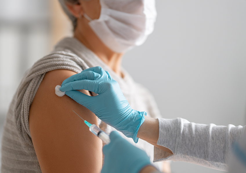 Non, une étude récente ne montre pas que le vaccin contre la Covid-19 provoque des caillots sanguins