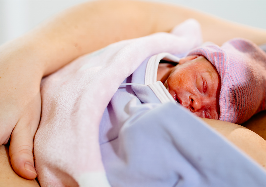 Prématurité : le peau à peau aux tout premiers jours de vie serait associé à un meilleur développement cognitif à 5 ans