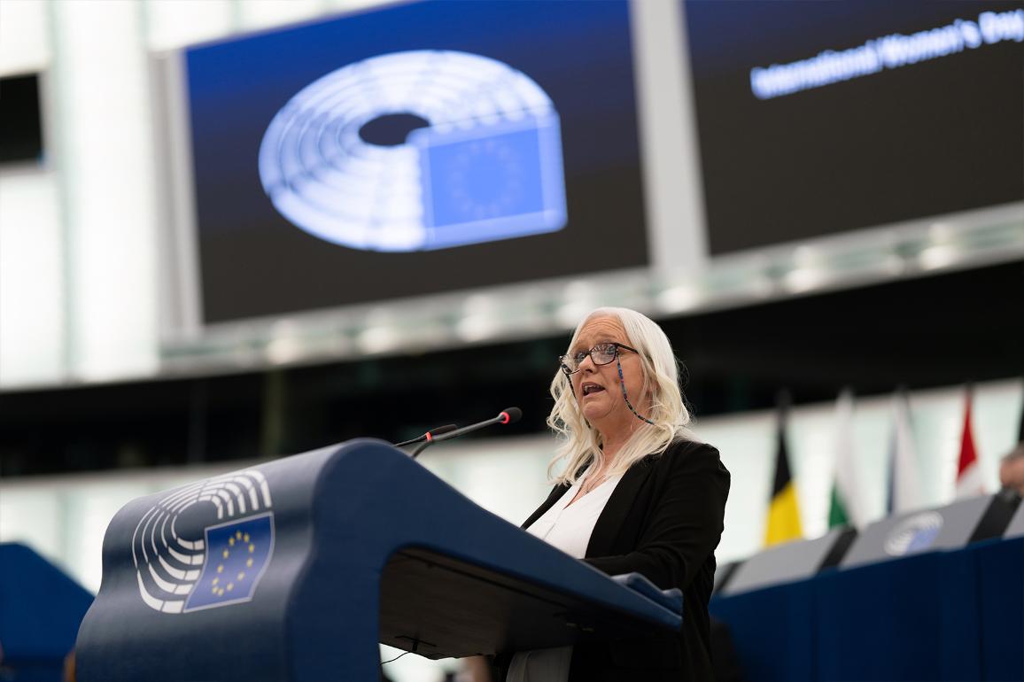 CYBERHARCÈLEMENT : Le témoignage DÉVASTATEUR qui pousse l'Europe à agir d'urgence !