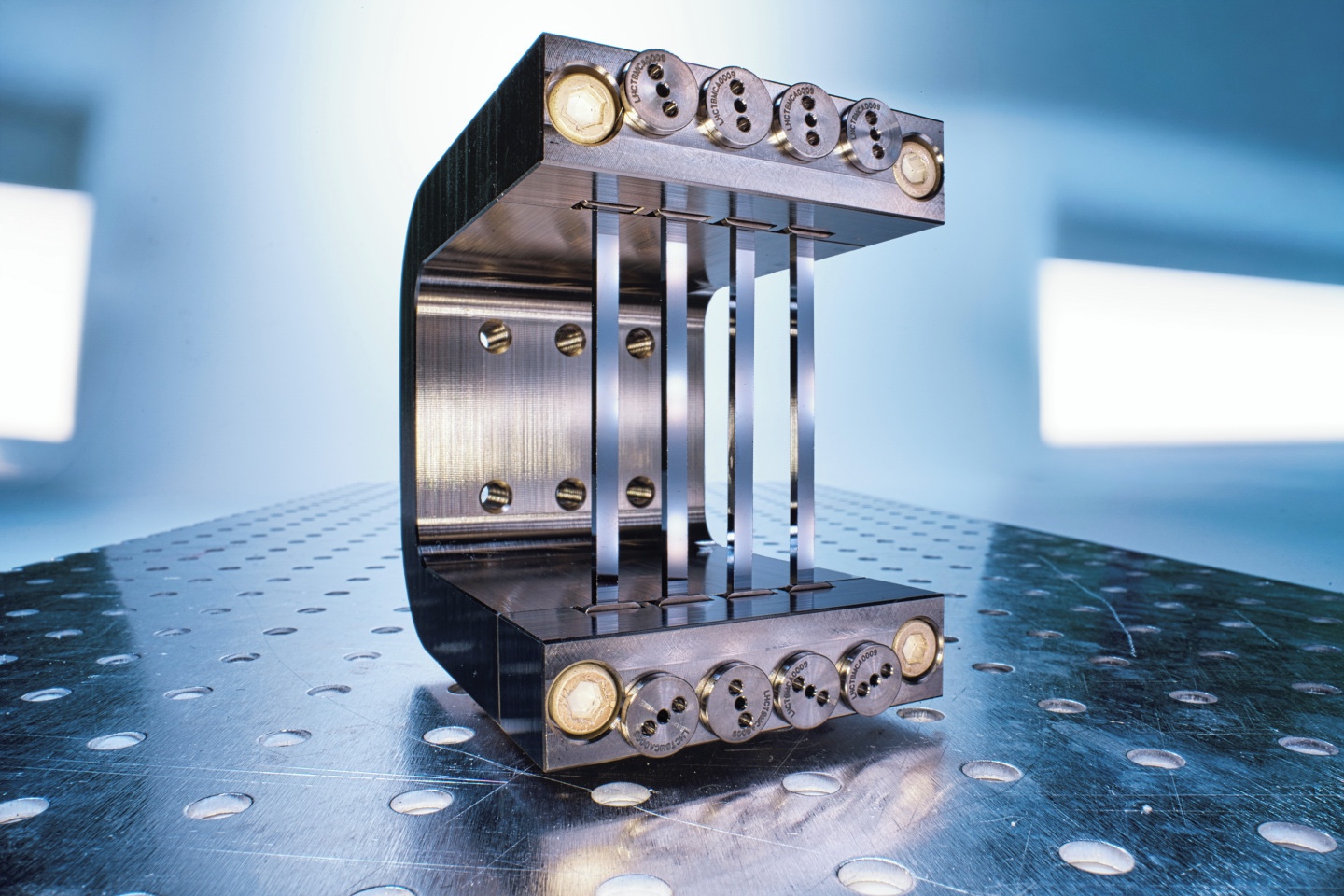 RÉVÉLATION CHOC AU CERN : Des cristaux de silicium pour un