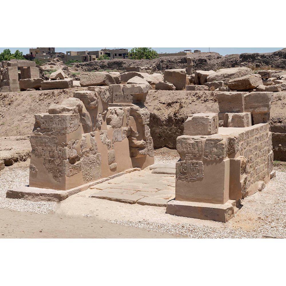 Temples de Karnak : restauration complète de la porte nord de l’enceinte de Ramsès III et découverte d’une stèle de l’empereur Tibère